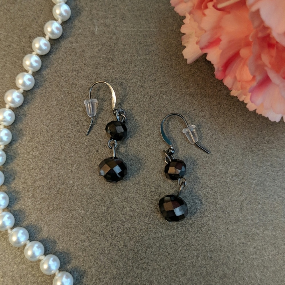 🖤NWOT Black Pearlescent Beaded Drop Earrings